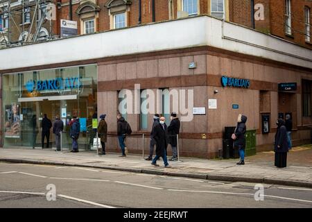 London - Menschen Schlange, während soziale Distanzierung außerhalb Barclays Bank Ealing Broadway-Niederlassung Stockfoto