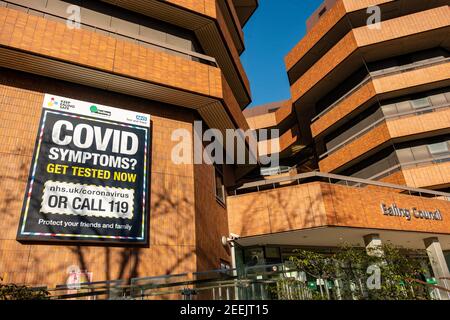 London - Februar 2021: Covid 19 NHS Informationsschild am Ealing council Gebäude, West London Stockfoto