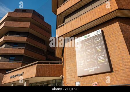 London - Februar 2021: Covid 19 NHS Informationsschild am Ealing council Gebäude, West London Stockfoto