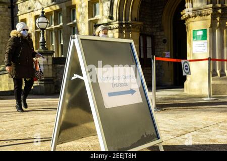 London - Februar 2021: Covid 19 NHS Impfzentrum in Ealing, West London Stockfoto