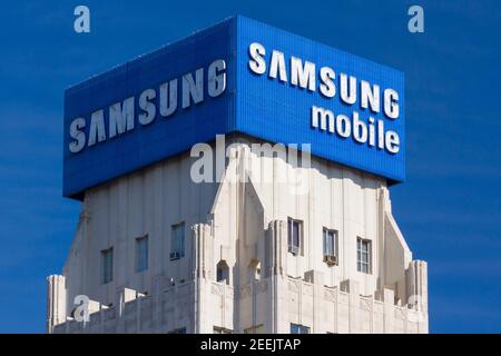 LOS ANGELES, CA/USA - 29. NOVEMBER 2014: Samsung Mobile Werbung und Logo. Samsung ist ein südkoreanisches multinationales Konglomerat-Unternehmen. Stockfoto