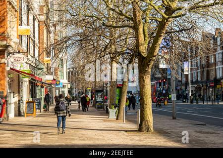 London - Ealing Broadway High Street Scene, ein Einkaufszentrum in West London Stockfoto