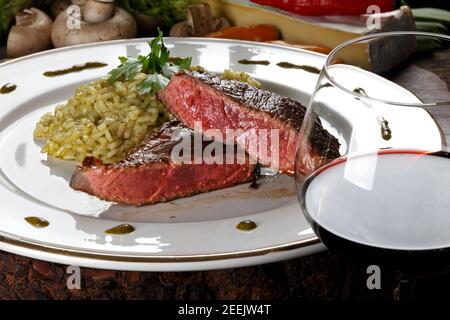 Gegrilltes Rindersteak und Rotwein Stockfoto