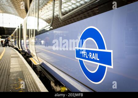 London - Februar 2021: TFL Rail-Logo auf der Seite des Zuges am Bahnhof Paddington Stockfoto