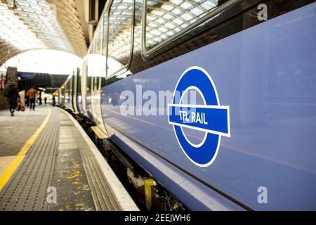 London - Februar 2021: TFL Rail-Logo auf der Seite des Zuges am Bahnhof Paddington Stockfoto