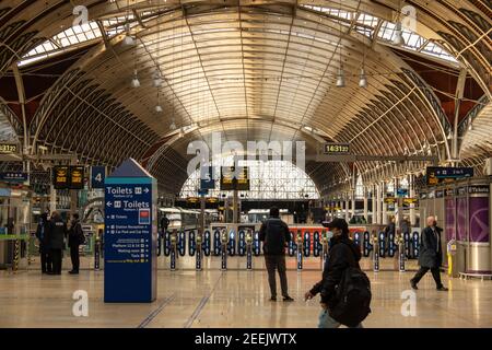 London-Februar 2021: Paddington Bahnhof mit wenigen Passagieren während der Covid19 Sperre Stockfoto