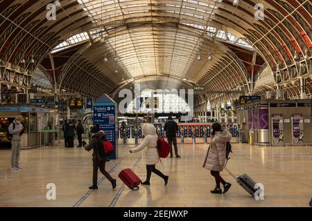 London-Februar 2021: Paddington Bahnhof mit wenigen Passagieren während der Covid19 Sperre Stockfoto