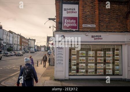 Dorking, Surrey: Ein Immobilienmakler in einer Marktstadt in den surrey Hills außerhalb Londons Stockfoto