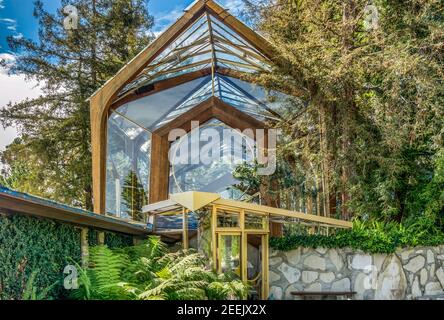 RANCHO PALOS VERDES, CA/USA - 28. FEBRUAR 2015: Außenansicht der Wayfarers Chapel. Die Wayfarers Chapel ist Teil der Swedenborgian Church of North America. Stockfoto