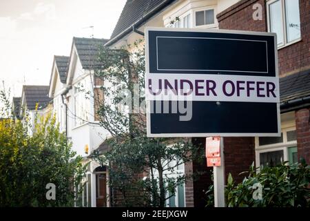 Immobilienmakler "under Offer" Zeichen auf der Straße der britischen Vorstadt Häuser Stockfoto