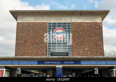 London: Northfields U-Bahnstation, Piccadilly Line Station in Ealing West London Stockfoto