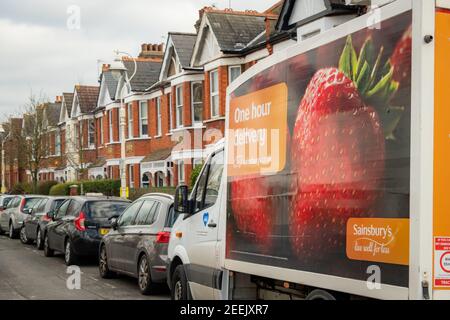 London - Februar 2021: Sainsburys Lieferwagen auf städtischen Straße - Online-Lieferservice für große britische Supermarkt Stockfoto