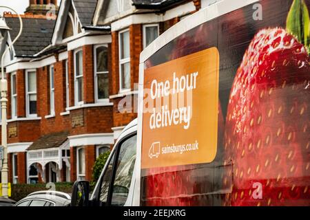 London - Februar 2021: Sainsburys Lieferwagen auf städtischen Straße - Online-Lieferservice für große britische Supermarkt Stockfoto