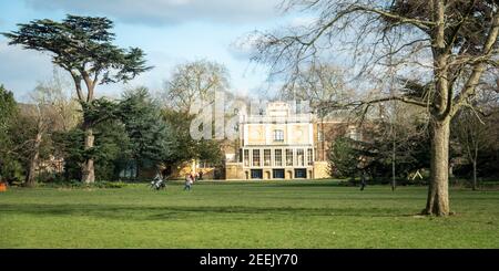 London - Walpole Park, ein großer öffentlicher Park von Pitzhanger Manor in Ealing, West London Stockfoto