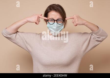 Beschlagen Gläser von der Maske. Vermeiden Sie Gesichtsberühren, Coronavirus Prävention, Schutz. Stockfoto