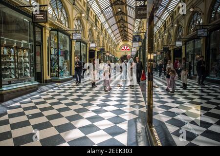 Die Menschen gehen durch die Block Arcade in Melbourne, Australien Stockfoto