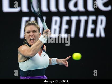 Melbourne, Australien. Februar 2021, 16th. Simona Halep gibt einen Schuss während des Viertelfinalmatches der Frauen zwischen Serena Williams aus den Vereinigten Staaten und Simona Halep aus Rumänien bei den Australian Open in Melbourne Park, Melbourne, Australien, 16. Februar 2021 zurück. Quelle: Hu Jingchen/Xinhua/Alamy Live News Stockfoto