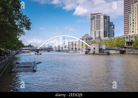 Die Stadt Melbourne, von der anderen Seite des Yarra River aus gesehen - an der Southbank Promenade Stockfoto