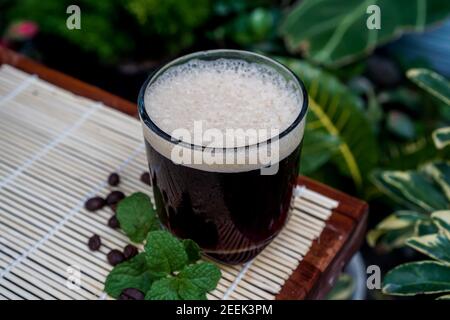 Der Geschmack von Wurzelbier-Kaffee bietet einen tiefen schwarzen Lakritz-Geschmack, der eine milde Süße in der Tasse Joe hat. Diese spezielle Art von Kaffee doe Stockfoto