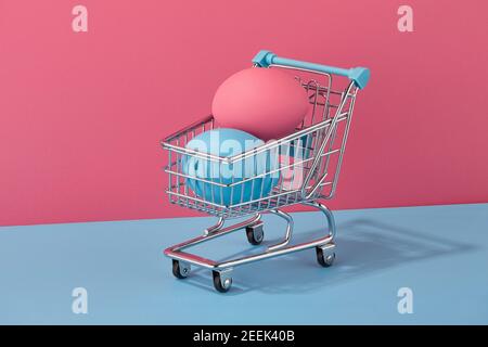 Bunte Ostereier im Warenkorb, Urlaubskonzept Stockfoto