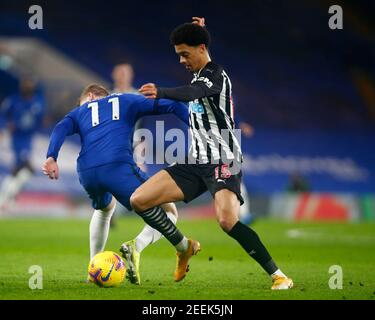 LONDON, ENGLAND - FEBRUAR 15: Jamal Lewis von Newcastle United schlägt Chelsea's Timo Werner während der Premiership zwischen Chelsea und Newcastle United bei S Stockfoto