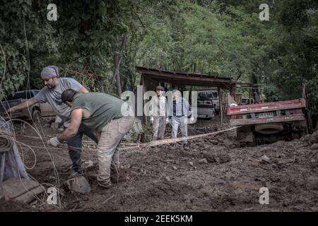 San José de Maipo, Chile. Februar 2021, 1st. Männer versuchen, ein vergrabenes Auto nach Erdrutschen aus dem Schlamm zu schieben.das starke frontale System endete mit hundert betroffenen Menschen und mehr als hundert Häusern, die durch Überschwemmungen, Alluvium und Erdrutsche beschädigt wurden San Alfonso war eines der komplexesten Schlammgebiete in den Städten San José de Maipo. Kredit: Vanessa Rubilar/SOPA Images/ZUMA Wire/Alamy Live Nachrichten Stockfoto