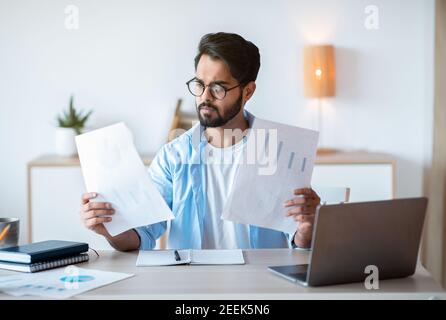 Beschäftigt Arabischen Männlichen Unternehmer Arbeiten Mit Papieren Und Laptop In Büro Stockfoto