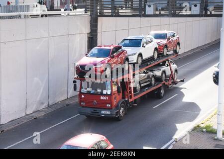 LKW mit Autos. Stockfoto