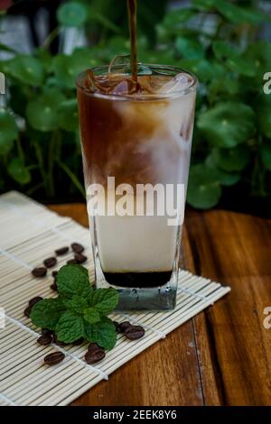vietnamesische Eiskaffeemilch, Iced Coffee ist eine Art von Kaffee Getränk serviert gekühlt, gebrüht einfach Gießen über Eis oder in eiskalte Milch. Stockfoto