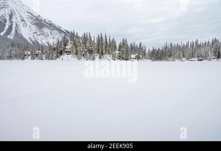 Winterpanorama des Emerald Lake im Yoho National Park, British Columbia, Kanada Stockfoto