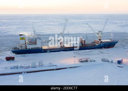 Sabetta 2, Region Tjumen, Russland - 25. Januar 2021: Schiffe sind am Liegeplatz, entladen. Stockfoto