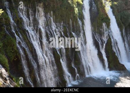 Faszinierender Blick auf die Burney Falls in den Sierra Nevada Mountains Von Nordkalifornien Stockfoto