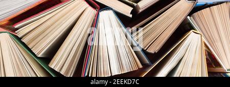 Viele Stapel von Büchern. Alte Hardback-Bücher als Hintergrund. Zurück zur Schule. Stockfoto