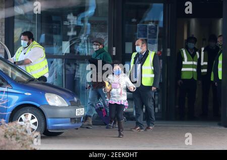 Chun Wong und seine acht Jahre alte Tochter Kiernan verlassen das DoubleTree by Hilton Hotel Edinburgh Airport, nachdem sie trotz einer Lücke in den Regeln irrtümlich in ein Hotel gesperrt wurden. Bilddatum: Dienstag, 16. Februar 2021. Stockfoto