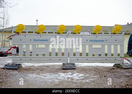 Parkinsel in Ludwigshafen, Deutschland, während der saisonalen Überschwemmungen im Februar 2021. Am Ufer des Rheins gelegen, ist dieses Wohnviertel Stockfoto