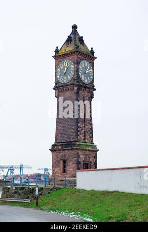 Historisches Pegeluhr (Hochwassermarkierung) in Ludwigshafen Parkinsel, Deutschland. Am Ufer des Rheins gelegen, ist dieses Wohnviertel oft affe Stockfoto