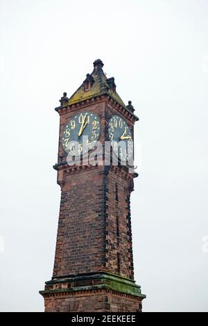 Historisches Pegeluhr (Hochwassermarkierung) in Ludwigshafen Parkinsel, Deutschland. Am Ufer des Rheins gelegen, ist dieses Wohnviertel oft affe Stockfoto