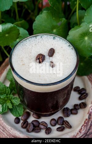 Der Geschmack von Wurzelbier-Kaffee bietet einen tiefen schwarzen Lakritz-Geschmack, der eine milde Süße in der Tasse Joe hat. Diese spezielle Art von Kaffee doe Stockfoto