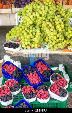 Saftig, knusprig und ungeschält, regional produziert und unter anderem auf dem Bauernmarkt unter den Stadtmauern von Kotor verlockend präsentiert. Stockfoto