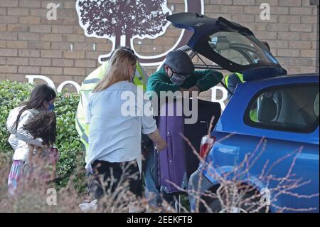 Chun Wong und seine acht Jahre alte Tochter Kiernan verlassen das DoubleTree by Hilton Hotel Edinburgh Airport, nachdem sie trotz einer Lücke in den Regeln irrtümlich in ein Hotel gesperrt wurden. Bilddatum: Dienstag, 16. Februar 2021. Stockfoto