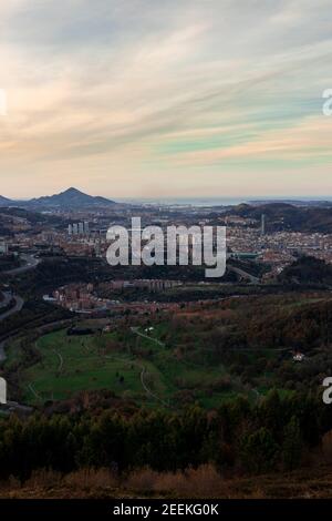 Blick auf die Stadt bilbao von einem Berg an Sonnenuntergang Stockfoto