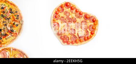 Drei verschiedene Arten von Pizzen, rund und Herz auf weißem Hintergrund mit Kopierraum, Salami, Pilze, Tomaton, Pepperoni, Kirschtomate und Stockfoto
