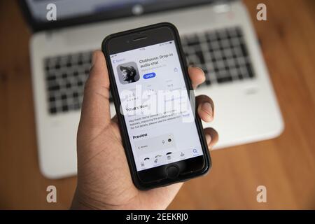 Smartphone mit Clubhouse App. Es ist ein exklusives Einladungs-nur soziales Netzwerk rund um "Drop-in-Audio-Chat", wo die Benutzer in zu conversa hören gebaut Stockfoto