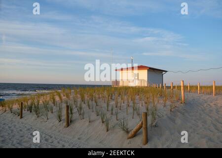 Der Blick über die Düne im wunderschönen und kleinen Badeort Zempin zum Rettungsschwimmerturm. Stockfoto