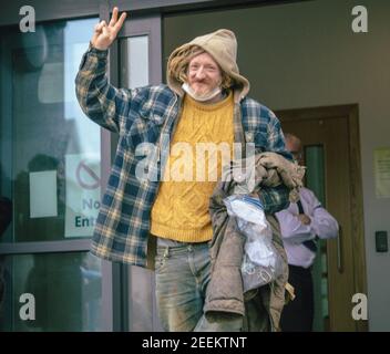 Croydon Magistrates Court, London, Großbritannien. Februar 2020, 16th. Scott Breen, Anti-HS2-Tunneler, bekannt als Digger Down, verlässt das Gericht nach seiner Verhaftung am Euston Square am Sonntag. Scotty verbrachte zwanzig Tage im Tunnel unter dem Euston Square aus Protest gegen die Zerstörung der Euston Square Gardens, um Platz für einen temporären Taxistand im Rahmen des Projekts HS2 zu machen. Alle Gebühren wurden fallen gelassen und er ging frei. Kredit: Denise Laura Baker/Alamy Live Nachrichten Stockfoto