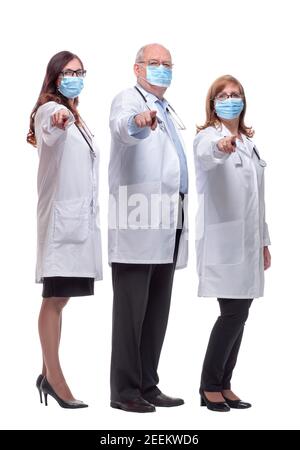 Gruppe von Ärzten in Schutzmasken zeigt auf Sie Stockfoto