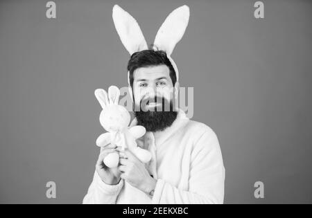 Guy bärtige Hipster niedlich sanften Hase lange Ohren blauen Hintergrund. Respekt vor Traditionen. Osterhase. Mann in Hase Plüsch Anzug. Lustige Häschen Mann mit Bart und Schnurrbart. Ostersymbol-Konzept. Stockfoto