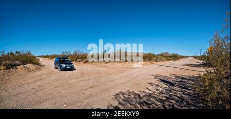 Subaru Forester an der Kreuzung Cedar Canyon Road und Ivanpah Road, Lanfair Valley, Mojave National Preserve, Kalifornien, USA Stockfoto