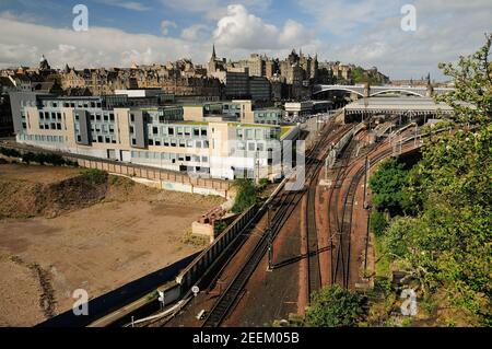 Das östliche Ende der Edinburgh Waverley Station, von oben gesehen Calton Tunnel, und Blick auf die Burg. 17th Mai 2009. Stockfoto