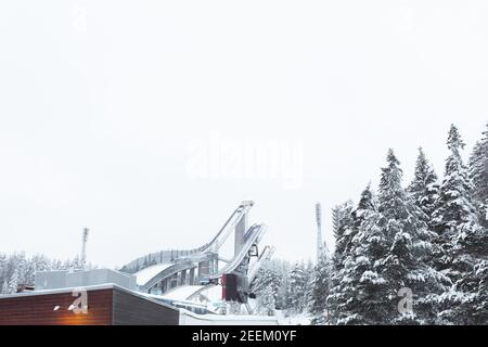 Lahti, Finnland, 14. Februar 2021 Ski, Sportstadion Sprungbretter. Winterblick. Hochwertige Fotos Stockfoto